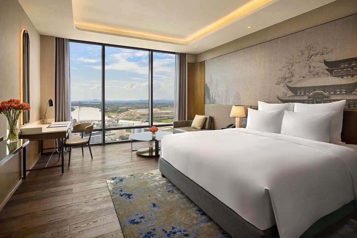 Rom – deluxe, 1 kingsize-seng, Club Lounge-tilgang | Minibar, safe på rommet, skrivebord og skrivebord for bærbar PC