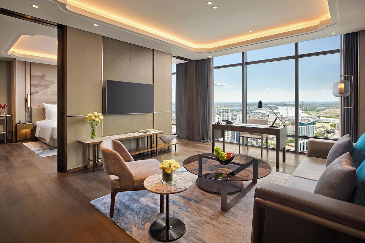 Deluxe Suite, 1 Double Bed, Club Lounge Access | City view