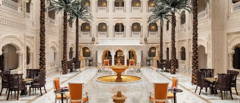 3 bars/lounges, cocktail bar, wine bar