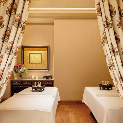 Couples treatment rooms, sauna, hot tub, steam room, aromatherapy