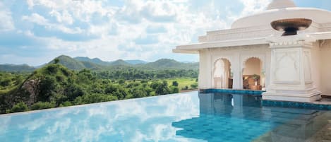 室外游泳池,開放時間為 07:00 至 18:00,提供免費遮陽小屋和救生員