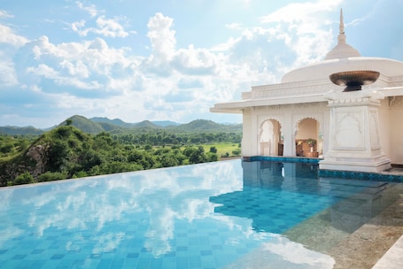 Una piscina al aire libre, camas de piscina gratis