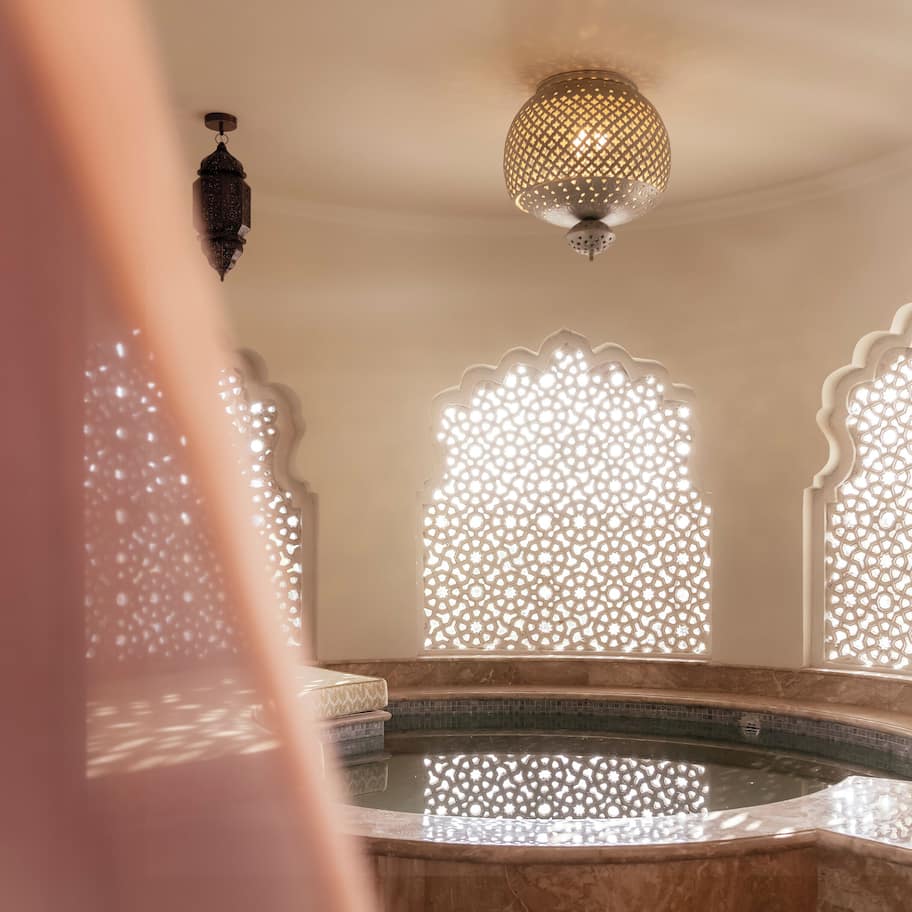 Deep soaking bathtub