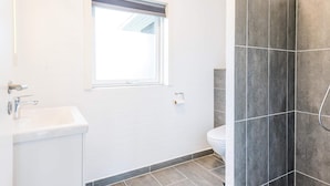 House | Bathroom - 7 Person Holiday Home in Hemmet (Hemmet)