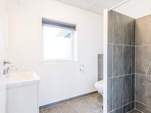 House | Bathroom - 7 Person Holiday Home in Hemmet (Hemmet)