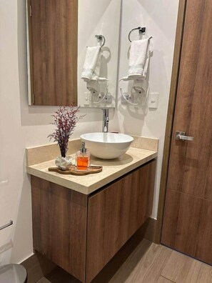 Dusche, Haartrockner, Handtücher, Seife