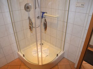 House | Bathroom | Towels - Comfort With Garden Views (Fuessen)