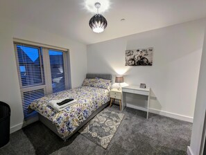 4 bedrooms, free WiFi, bed sheets - Charming 4-bed House in Newport (Newport)