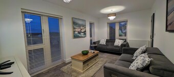 Charming 4-bed House in Newport