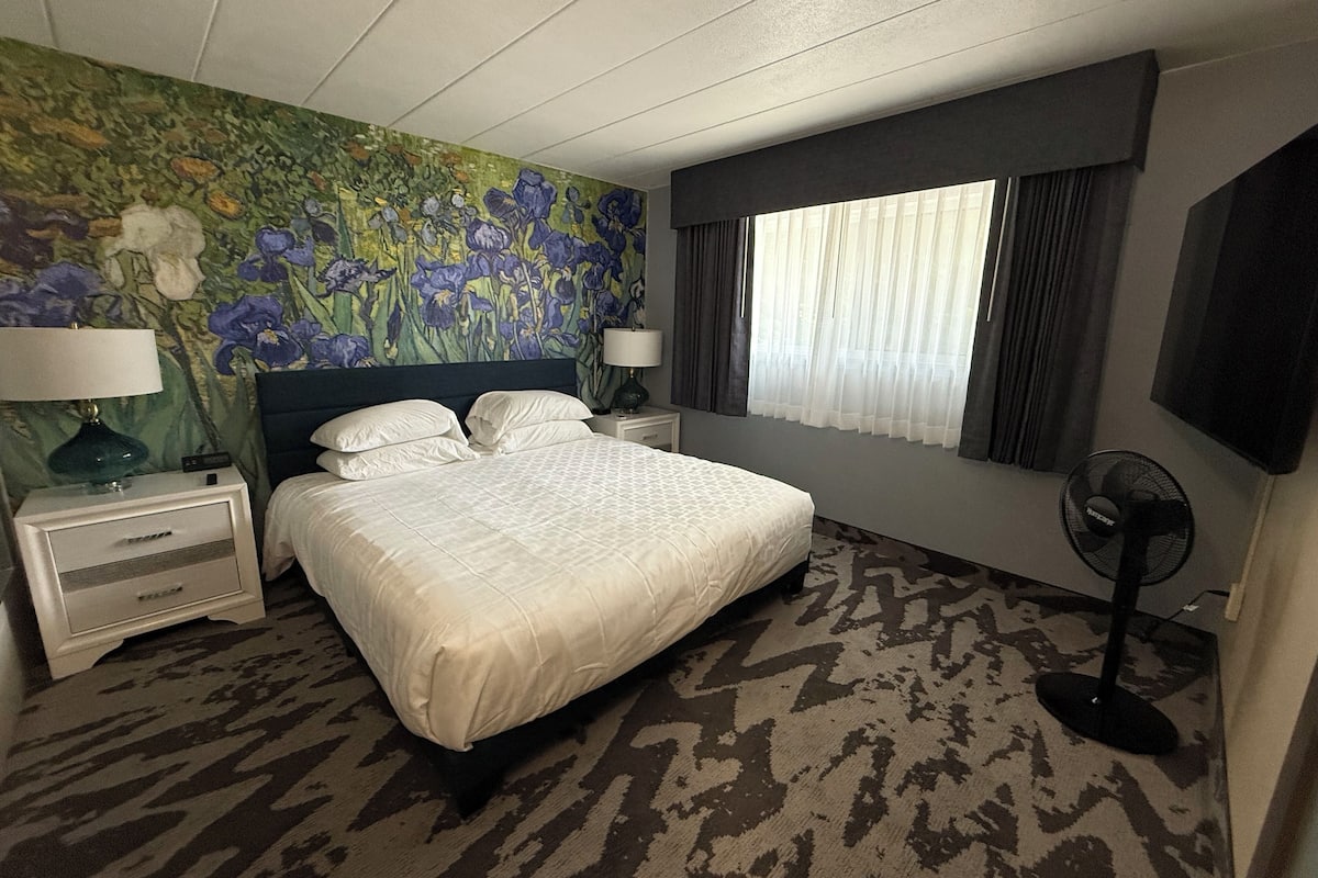 Deluxe Room | 1 bedroom, down comforters, blackout drapes, iron/ironing board