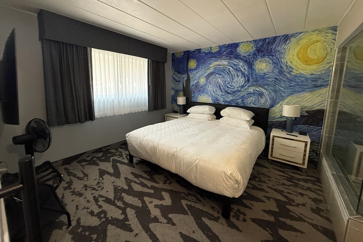 Deluxe Room | 1 bedroom, down comforters, blackout drapes, iron/ironing board
