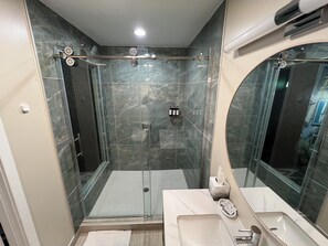 Superior Suite | Bathroom | Shower, hydromassage showerhead, free toiletries, hair dryer