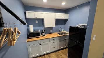 Refrigerador, microondas, utensilios de cocina, freezer