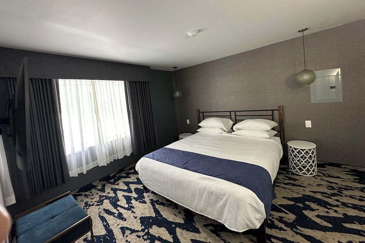 Senior Suite | Living area | Smart TV, streaming services