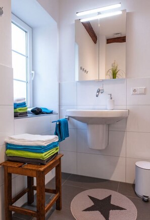 Apartment | Bathroom | Towels - Holiday Apartment in the Blue Barn (Binzen)
