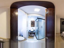 Ducha, artículos de tocador gratuitos, toallas, jabón