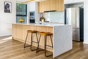 Een koelkast, een microgolfoven, een oven, een kookplaat