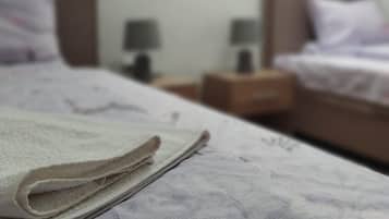2 chambres, bureau, chambres insonorisées, fer et planche à repasser