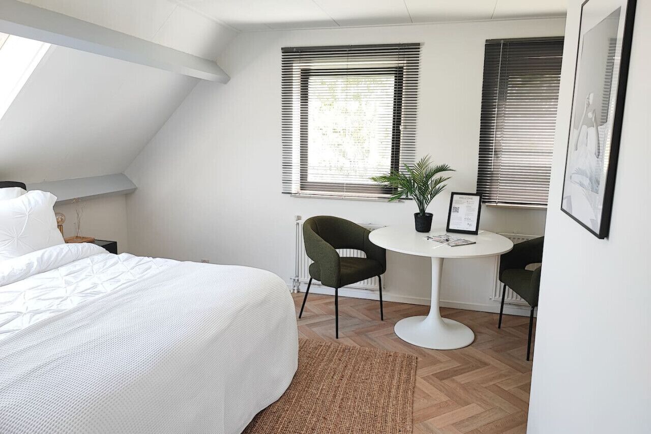 2 Schlafzimmer, Schreibtisch, Bügeleisen/Bügelbrett, Reisekinderbett