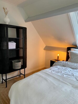 2 habitaciones, escritorio y tabla de planchar con plancha 