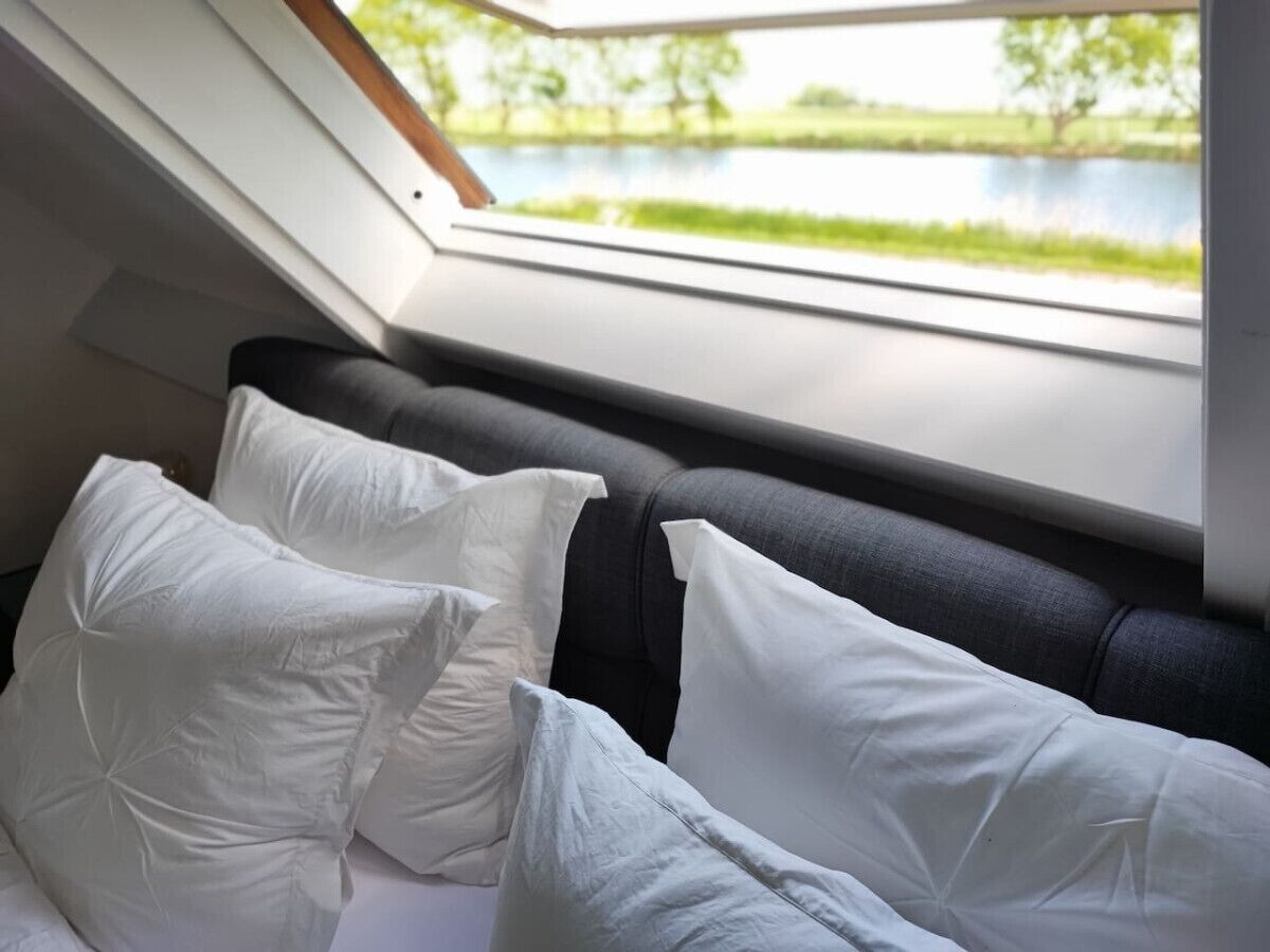 2 soverom, skrivebord, strykejern/-brett og reiseseng for barn