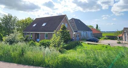 Guesthouse at the Amstel river. 2 Private rooms + bathrooms. Close to Amsterdam.