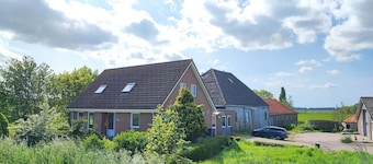 Guesthouse at the Amstel river. 2 Private rooms + bathrooms. Close to Amsterdam.