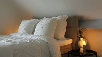 2 slaapkamers, een bureau, een strijkplank/strijkijzer, reisbedje