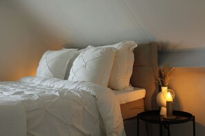 2 Schlafzimmer, Schreibtisch, Bügeleisen/Bügelbrett, Reisekinderbett