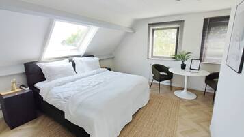 2 slaapkamers, een bureau, een strijkplank/strijkijzer, reisbedje