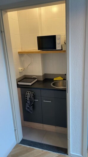 Kühlschrank, Mikrowelle, Wasserkocher mit Kaffee-/Teezubehör