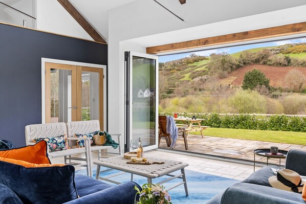 Smart TV - The Shippon -  Free Parking, Free WiFi, EV Charger, Coffee Machine, Large Garden (Dawlish)