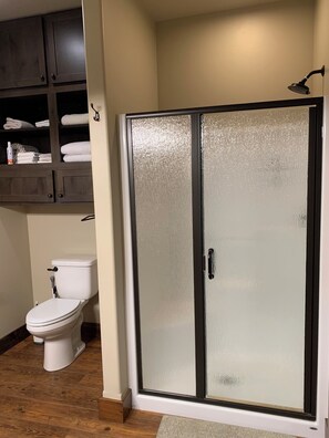 シャワー、ヘアドライヤー、タオル、石鹸