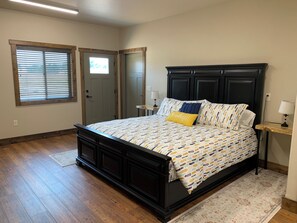 1 bedroom, desk, WiFi, bed sheets - The Guest House at Rod and Rifle Ranch (Corvallis)