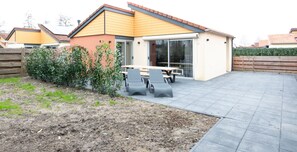 House | Outdoor dining - Holiday Home in Zevenhuizen With Sauna (Zevenhuizen)