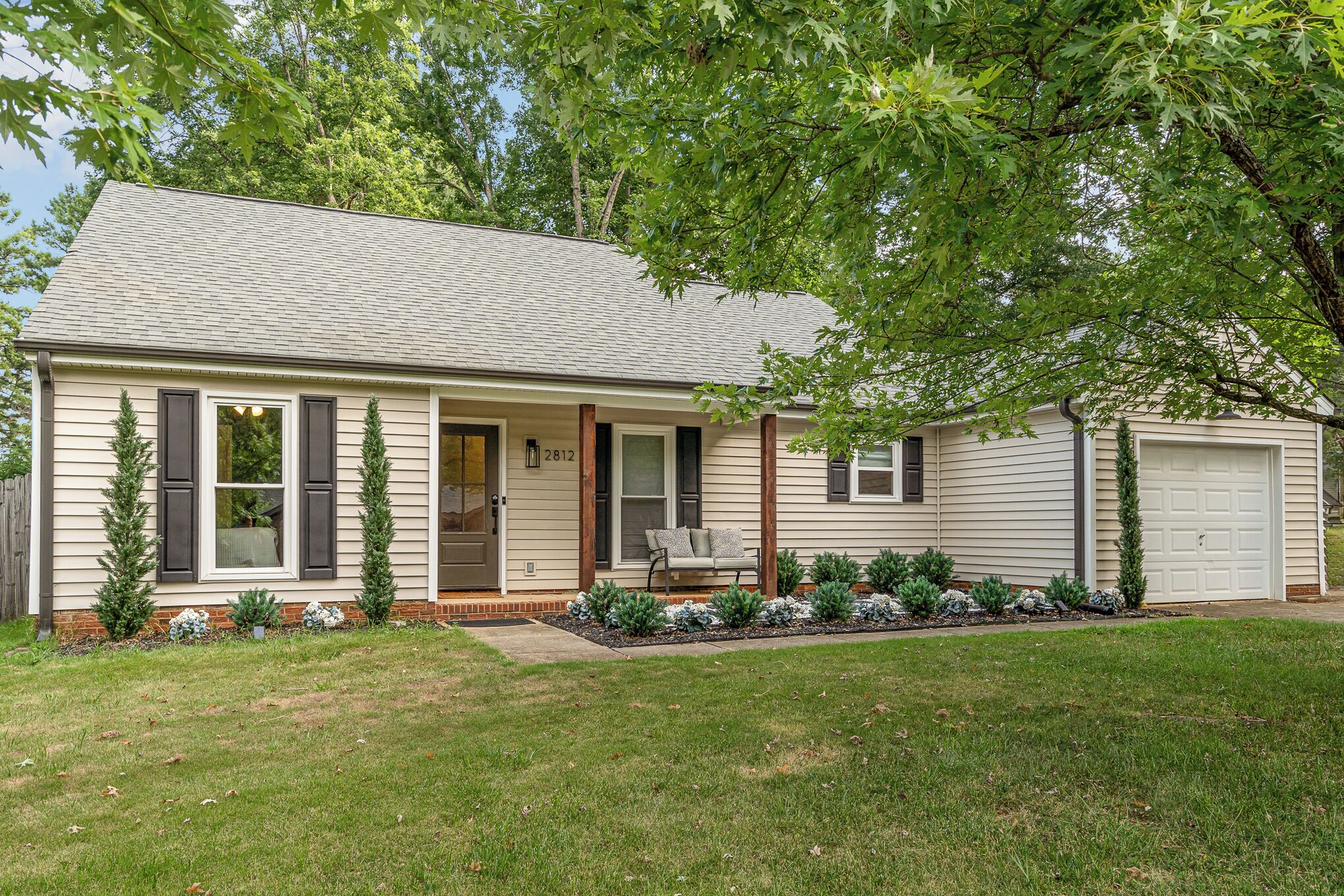 Stylish Home,Open Plan,Vaulted Ceiling,Huge Yard! Close to Uptown and Carowinds