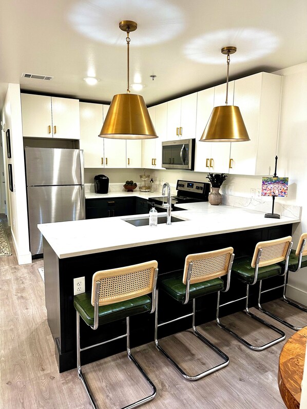 Een koelkast, een microgolfoven, een oven, een kookplaat