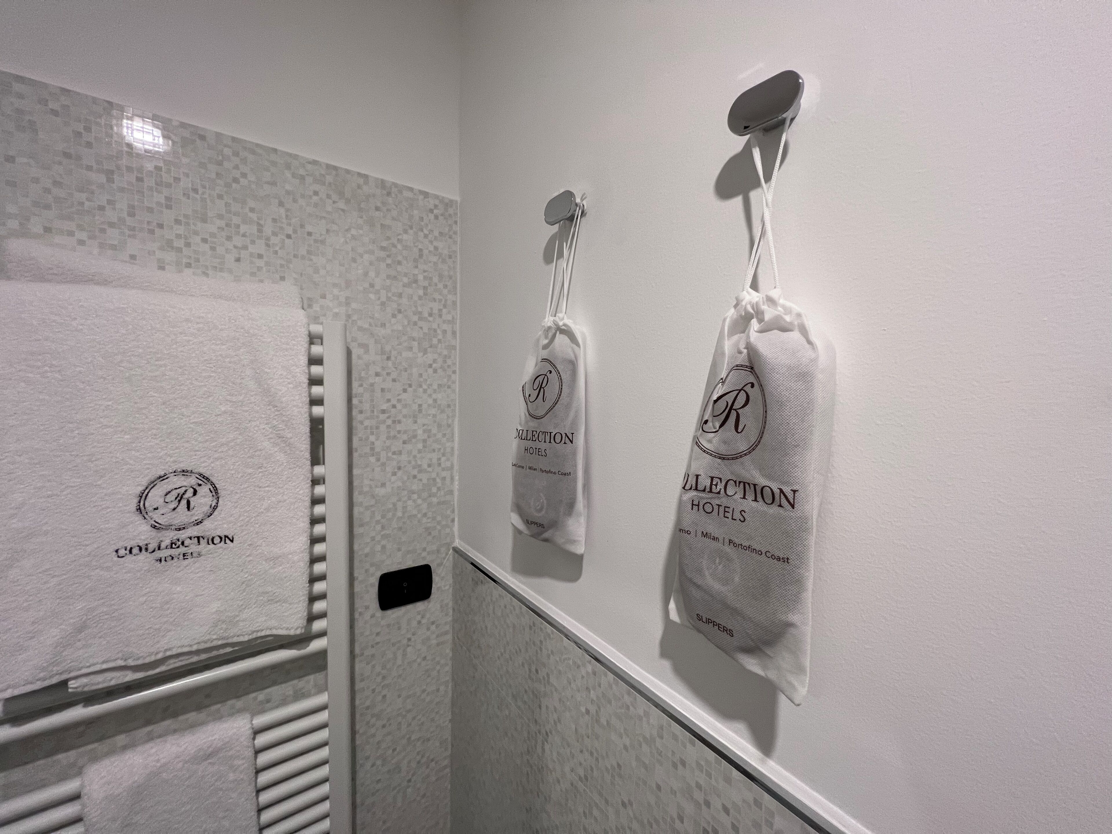 Douche, sèche-cheveux, bidet, serviettes fournies