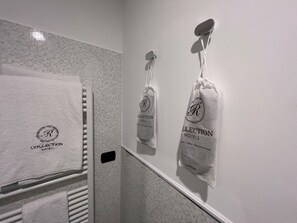 Dusche, Haartrockner, Bidet, Handtücher