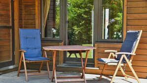 A wooden cabin with two blue cushioned chairs and a small table. - Find Your Holiday Home in the Harz Mountains (Oberharz am Brocken)