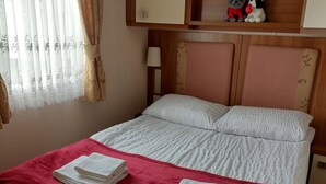 Unclassified image, 3 of 9, button - Remarkable 3-bed Cabin in Felixstowe (Felixstowe)