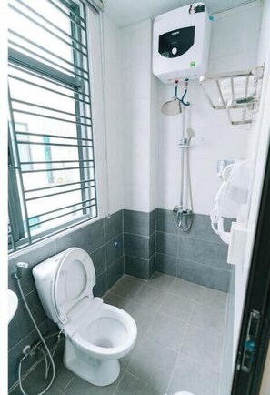 Serviettes fournies, savon, shampoing, papier toilette