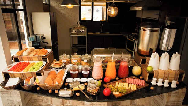 A buffet spread with various food items and beverages. - KW HOTEL (Uyuni)