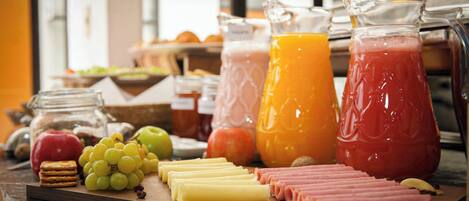 Un bufé de desayuno con diversas opciones de comida y bebidas.