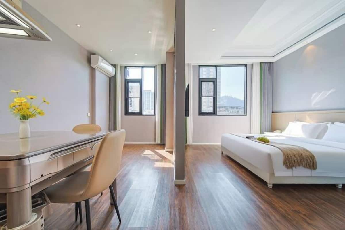 Une chambre d’hôtel moderne, équipée d’un lit, d’un bureau et d’une chaise.