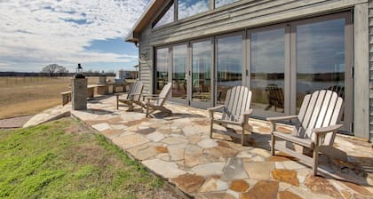 Game Room, Fireplaces, On-Site Lake! Kaufman Home