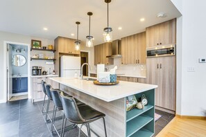 Réfrigérateur, micro-ondes, plaque de cuisson, lave-vaisselle
