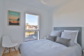 4 bedrooms, desk, iron/ironing board, WiFi