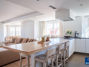 Apartment | Dining - Elegant Seaside Apartment (De Haan)