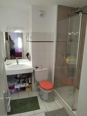 Shower, towels, soap, shampoo